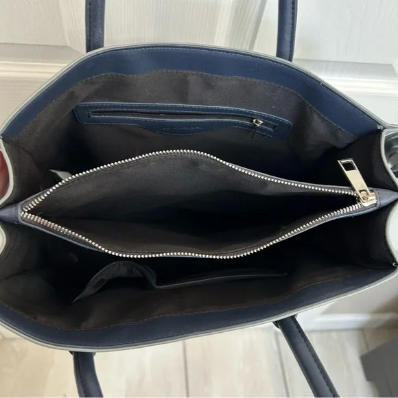 Chic Blue Two-Tone Tote Bag - Picture 9 of 16